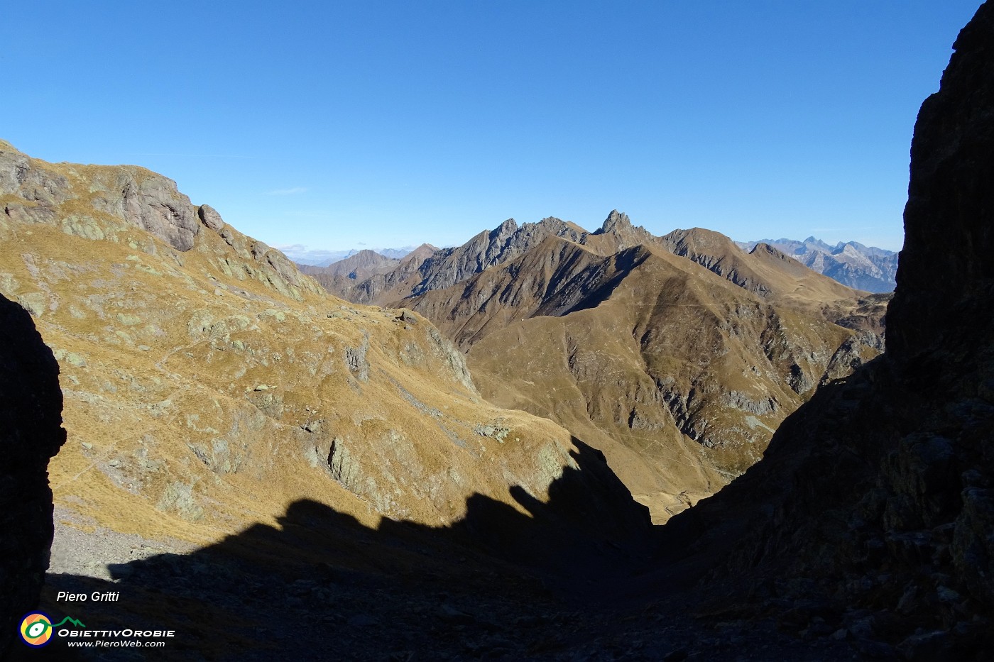 32 Dalla Bocchetta di Val Pianella (2210 m) sguardo indietro.JPG